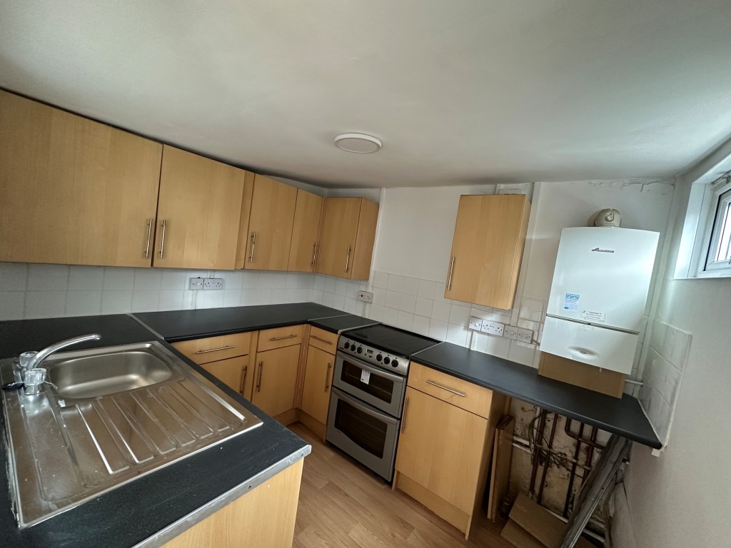 Lot: 147 - TWO-BEDROOM SEMI-DETACHED HOUSE FOR IMPROVEMENT - Kitchen